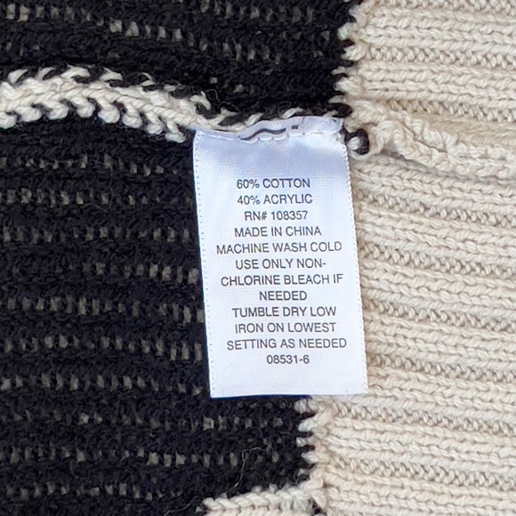 Arizona Jean Company Cream and Black V-neck Sweater With Broken Hearts, Size Med - Picture 8 of 8